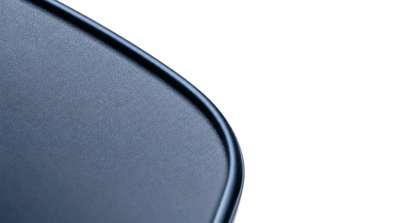 同一产品在三张主图中保持边缘干净与背景统一的可控修图展示